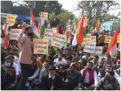 Ujjain News: पूर्व सैनिक के समर्थन में उतरी करणी सेना, कोरोना प्रोटोकॉल के बावजूद आईजी बंगले का किया घेराव