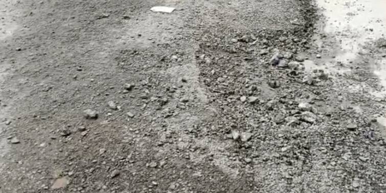 Purulia News: পুনর্নিমাণের কয়েকদিনের মধ্যেই বেহাল দশা রাস্তার, দুর্নীতির অভিযোগ Purulia Within a few days of the reconstruction, the road was in a state of disrepair, allegations of corruption Purulia News: পুনর্নিমাণের কয়েকদিনের মধ্যেই বেহাল দশা রাস্তার, দুর্নীতির অভিযোগ
