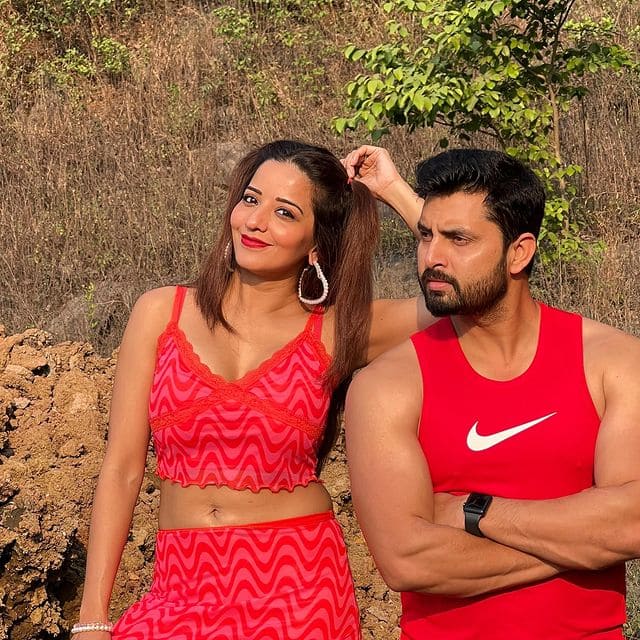 विक्रांत ने मोनालिसा को बिग बॉस के घर के अंदर अपने घुटनों पर बैठकर उनके सामने शादी का प्रस्ताव रखा था. जिसके बाद शो के दौरान ही उनकी शादी हुई थी.