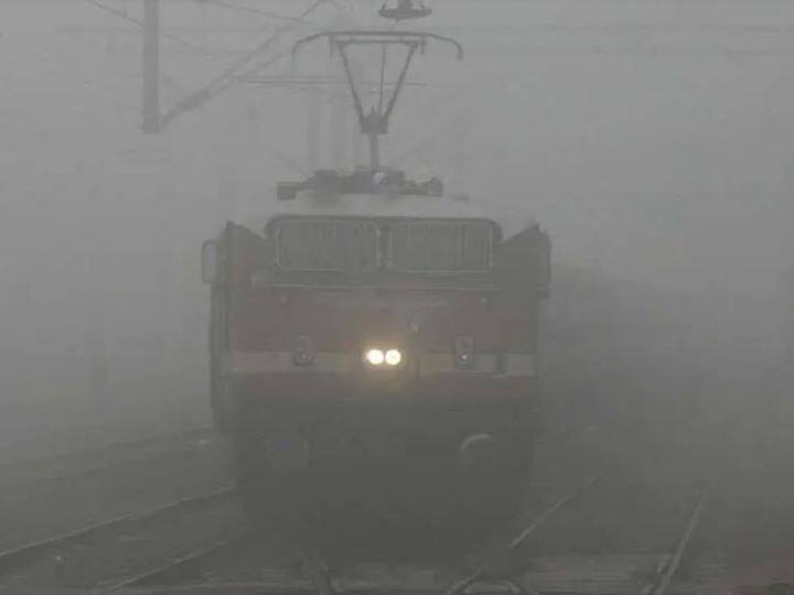 Northern Railway - 7 Delhi bound trains are running late today due to fog and low visibility Delhi: हाड़ कंपा देने वाली ठंड के साथ कोहरे का अटैक, कम विजिबिलिटी के चलते नार्दन रेलवे ने आज दिल्ली जाने वाली 7 ट्रेनों का बदला टाइम