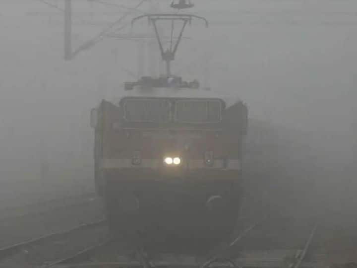 Delhi: हाड़ कंपा देने वाली ठंड के साथ कोहरे का अटैक, कम विजिबिलिटी के चलते नार्दन रेलवे ने आज दिल्ली जाने वाली 7 ट्रेनों का बदला टाइम