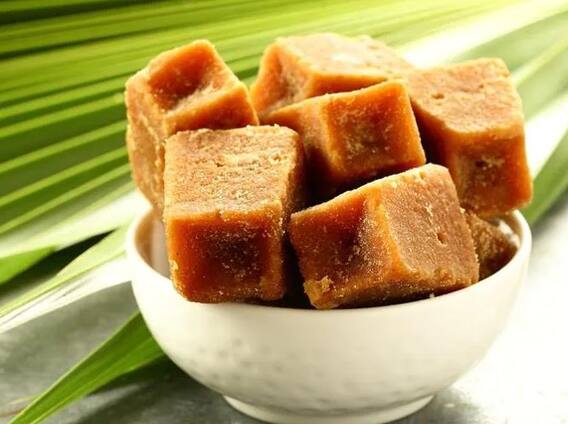 Blood Sugar Control Tips:શું ડાયાબિટીસમાં ગોળ ખાવાથી બ્લડ શુગર લેવલ વધે છે? જાણો શું છે હકીકત, એક્સ્પર્ટે શું આપી સલાહ