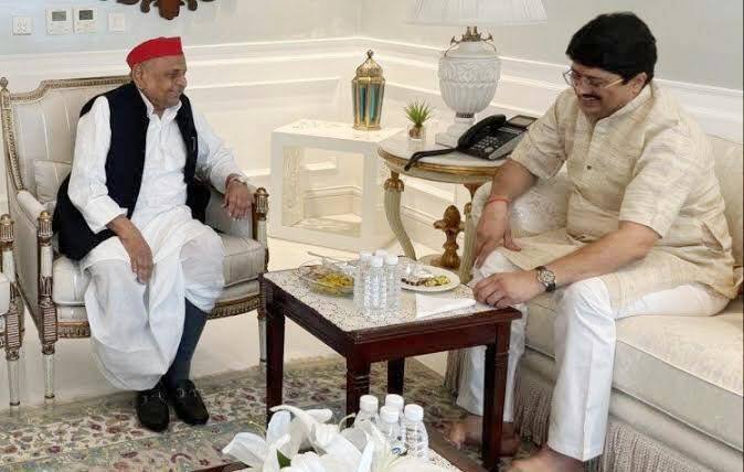 बता दें कि राजा भैया साल 1993 से लगातार कुंडा सीट से विधानसभा का चुनाव जीतते आ रहे हैं. वह कल्याण सिंह, मुलायम सिंह समेत अखिलेश यादव की सरकार में मंत्री भी रहे हैं.