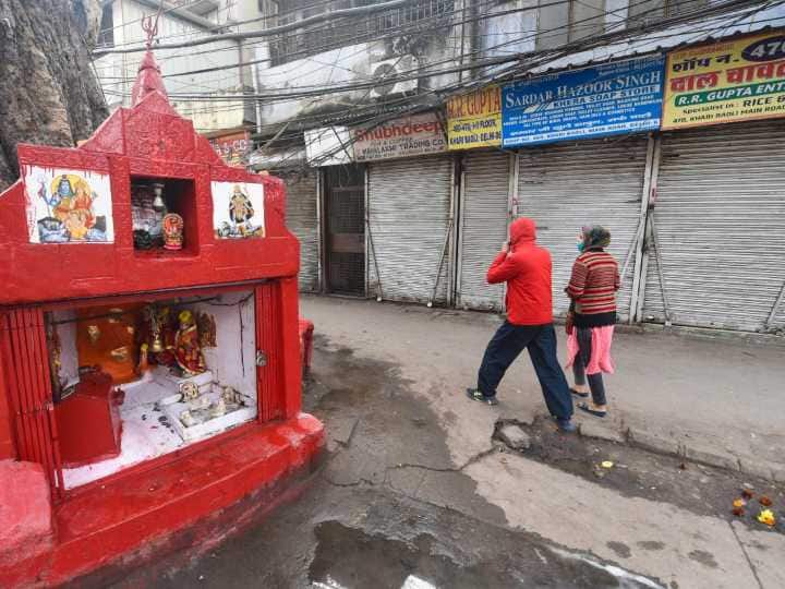 टेस्ट करवाने वालों के लिये नियम को लेकर सत्येन्द्र जैन ने कहा कि अगर किसी को लक्षण है और टेस्ट कराने जा रहा है तो उससे कुछ नहीं पूछा जा रहा है. डॉक्टर की पर्ची की ज़रूरत बिल्कुल नहीं है. अगर किसी को खांसी, बुखार है तो उससे डॉक्टर की प्रिस्क्रिप्शन नहीं मांगी जा रही है. दिल्ली में वैक्सीनेशन और प्रिकॉशन डोज को लेकर उन्होंने जानकारी दी है कि अब तक 2 करोड़ 95 लाख लोगों को वैक्सीन की डोज़ लगाई जा चुकी है. पहली डोज़ 100% लोगों को और दोनों डोज़ 80% लोगों को लग चुकी है. उन्होंने कहा कि अब तक प्रिकॉशन डोज़ 1 लाख 28 हजार लोगों को लगाई जा चुकी है.