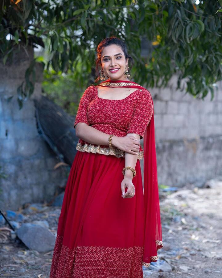 డెలివరీ అయ్యాక మళ్లీ టీవీలో కనిపించడం మొదలుపెట్టింది హరితేజ. చక్కటి డ్రెస్ లతో ఫోటోలు దిగుతూ ఎప్పటికప్పుడు ఇన్ స్టాలో పోస్టు చేస్తుంటుంది. -Image credit: Hariteja/Instagram