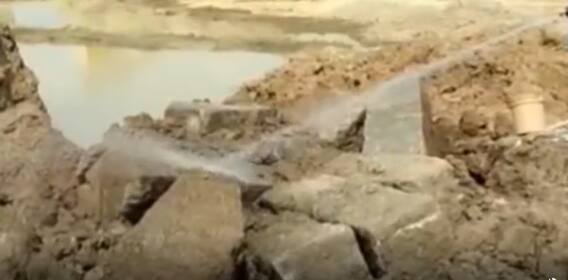 Lepakshi : లేపాక్షి సమీపంలో రాతి స్తంభాల మట్టిని తీస్తుండగా బయటపడ్డ లోతైన బావి| ABP Desam