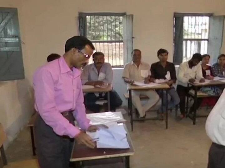 UP Election 2022: यूपी चुनाव में ड्यूटी करने वालों के लिए बड़ी खबर, चुनाव आयोग ने दी खास राहत UP Election 2022 If a husband and his wife are both involved in government service then Relief from election duty says election commission UP Election 2022: यूपी चुनाव में ड्यूटी करने वालों के लिए बड़ी खबर, चुनाव आयोग ने दी खास राहत