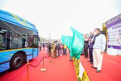 Delhi First Electric Bus: दिल्ली सरकार ने सड़कों पर उतारी पहली पहली इलेक्ट्रिक बस, जानिए क्या है खासियत