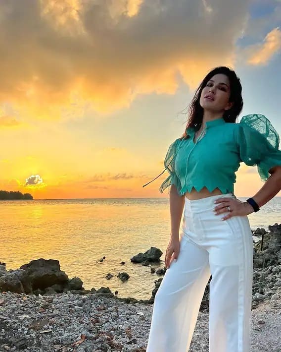 সাদা প্যান্ট ও ক্রপ টপে মোহময়ী হয়ে উঠেছেন অভিনেত্রী। নেট মাধ্যমে ছবি শেয়ার করতেই সেখানে তাঁকে কমেন্টে ভরিয়ে দিয়েছেন নেট নাগরিক থেকে অন্যান্য তারকারা।