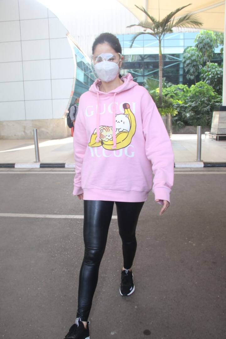The actress looked extremely cute as she sported a cool airport look with a pink coloured oversized hoodie by Gucci. She paired it with black leather jeggings.