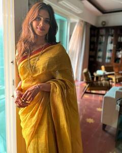 Malavika Mohanan: చీకట్లో మాళవిక ఫొటోషూట్.. వెరైటీ పోజులు.. 