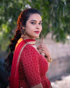 Hariteja Photos: చక్కటి డ్రెస్‌లో హరితేజ... అమ్మయ్యాక అందం పెరిగిపోయిందిగా