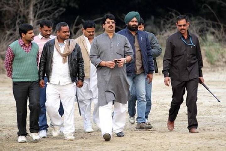 राजा भैया कहते हैं कि ये मगरमच्छ वाली कहानी उनके लिए शर्मिंदगी का विषय बन गई है. वह मानते हैं कि ये सारा फितूर उन्हें किसी फिल्मी डॉन की तरह प्रोजेक्ट करने के लिए पैदा किया गया है.