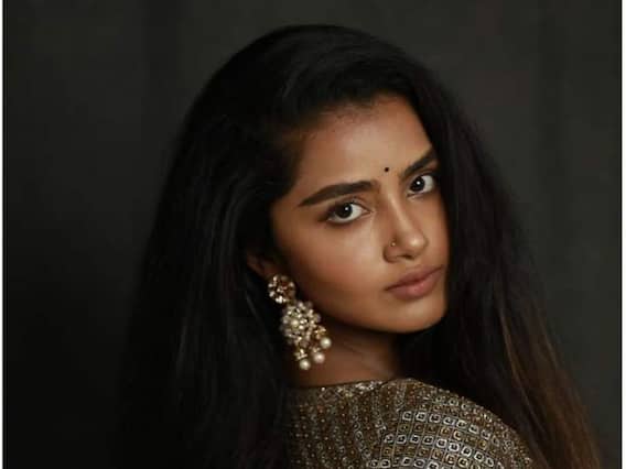 Anupama Parameswaran: మెరుపుల జాకెట్లో మెరిసిపోతున్న అనుపమ Anupama Parameswaran: మెరుపుల జాకెట్లో మెరిసిపోతున్న అనుపమ