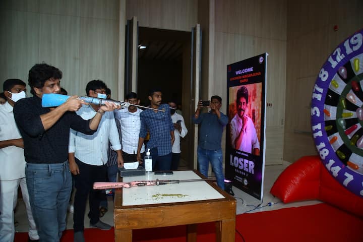 గ‌న్‌తో టార్గెట్ ఎయిమ్ చేసిన నాగార్జున‌