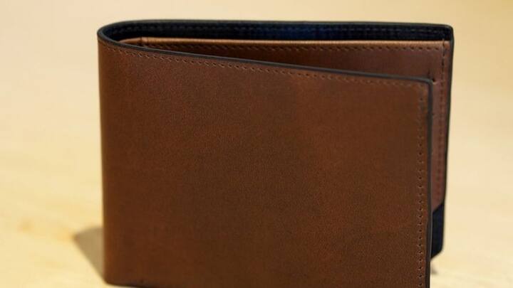 জামা বা প্যান্টের পকেটে টাকা এবং খুচরো পয়সা রাখার দিন শেষ। বরং খুচরো পয়সা, নোট, ডেবিট-ক্রেডিট কার্ড, সবকিছু এক জায়গায় রাখতে ওয়ালেট অবশ্য প্রযোজন।