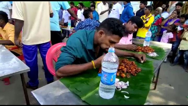 Watch Video| தருமபுரியில் கொரோனா ஊரடங்கிலும் கோலாகலமாக நடந்த சில்லி சிக்கன் சாப்பிடும் போட்டி