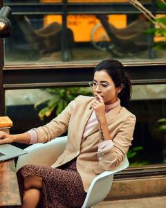 Anju Kurian pics: பிளாக் டிரஸ்...பெரிய கண்ணாடி - அஞ்சு குரியனின் அசத்தல் கிளிக்ஸ்..!