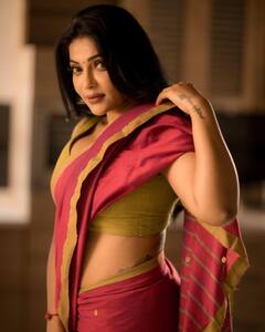 இந்த வயசுலையும் இவ்வளவு அழகா இருந்தா என்னங்க பண்றது.. தூக்கிக்கட்டிய சேலையில் நடிகை ரேஷ்மா!