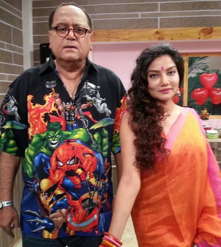 একাধিকবার সম্পর্ক, 'লিভ-ইন' ও বয়সের ফারাক নিয়ে সমালোচনার মুখোমুখি হয়েছিলেন দোলন ও দীপঙ্কর। ২৫ বছর আগে টলিউড অভ্যস্থ ছিল না 'লিভ-ইন' সম্পর্কে। সেসময়ে টলিউডের অলিতে গলিতে কান পাতলেই তাঁদের সম্পর্কের গসিপ শোনা যেত।