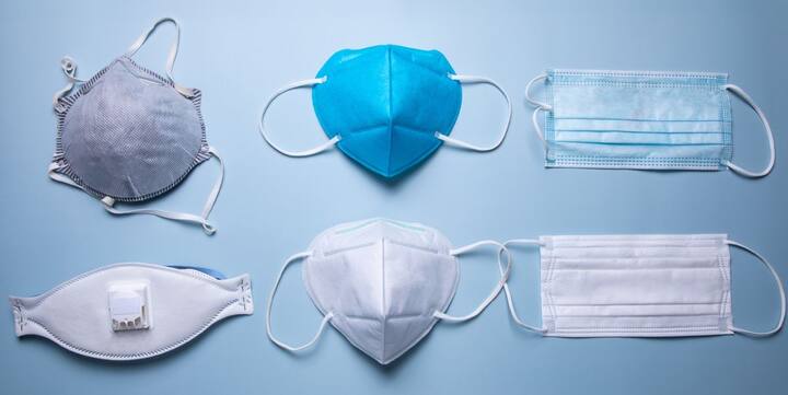 सेंटर्स फॉर डिसीज कंट्रोल अँड प्रिव्हेन्शन (CDC) ने मास्कच्या वापराबाबत अनेक सूचना दिल्या आहेत. त्यांच्या म्हणण्यानुसार, जर तुम्ही दिवसभर मास्क वापरत असाल तर तो पुन्हा घालू नये. ते घातक ठरू शकतं. यासोबतच संपूर्ण तोंड झाकले जाईल असाच मास्क वापरावा. कोरोनापासून बचाव करण्यासाठी मास्क हे सर्वात मोठे शस्त्र आहे.