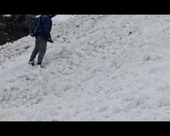 40 ਕਿਲੋਮੀਟਰ ਬਰਫ਼ 'ਚ ਪੈਦਲ ਚੱਲ ਕੇ ਸਿਹਤ ਕਰਮੀਆਂ ਨੇ ਕੀਤਾ ਬੱਚਿਆਂ ਦਾ ਟੀਕਾਕਰਨ