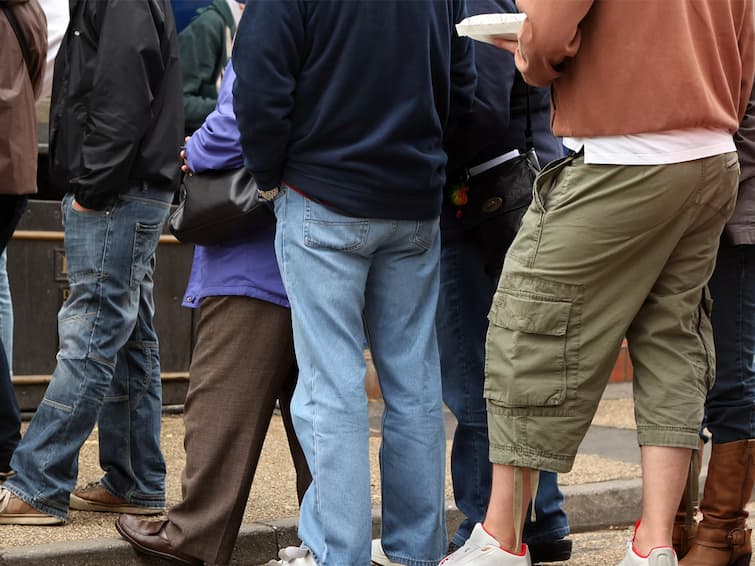 UK Man Earns Rs 16,000 Per Day Just By Standing in Queues For Rich People ਰੋਜ਼ਾਨਾ ਕਮਾਓ 16,000 ਰੁਪਏ ਰੋਜ਼ਾਨਾ, ਕੰਮ ਸਿਰਫ਼ ਖੜ੍ਹੇ ਹੋਣਾ! ਜਾਣੋ ਇਸ ਬਾਰੇ ਪੂਰੀ ਕਹਾਣੀ