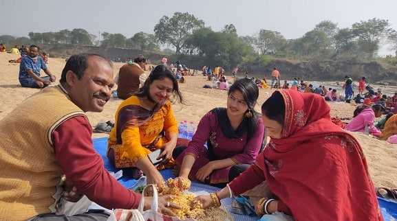 Bankura 'Murimela' amid Covid situation, Get to know about it Bankura : শীতের আমেজ গায়ে মেখে দ্বারকেশ্বরের পাড়ে আট থেকে আশি, কোভিড আবহে মুড়িমেলা কেঞ্জাকুড়ায়