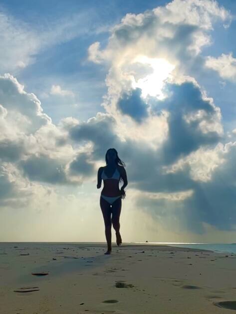 கடற்கரையில் நிலாவின் ஊர்வலம்