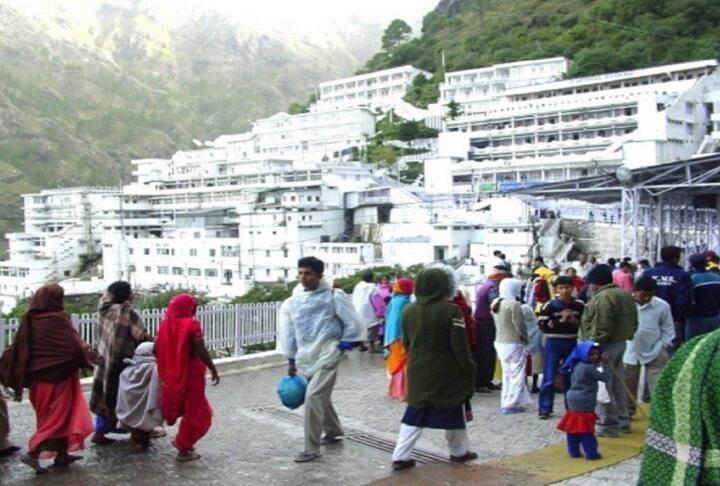 इसके बाद पंडित श्रीधर कई दिनों तक बालिका वैष्णवी को ढूंढते रहें, लेकिनवो उन्हें कभी नहीं. फिर एक रात पंडित के सपने में आकर उस बालिका वैष्णवी ने बताया कि वो ही माता वैष्णवी है.