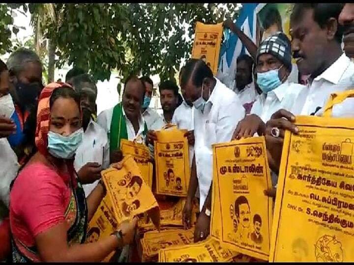 Yellow bag again: DMK distributes yellow bag to the public at Dharmapuri Farmers Market மீண்டும் மஞ்சப்பை: தருமபுரி உழவர் சந்தையில் பொதுமக்களுக்கு மஞ்சப்பை வழங்கிய திமுகவினர்