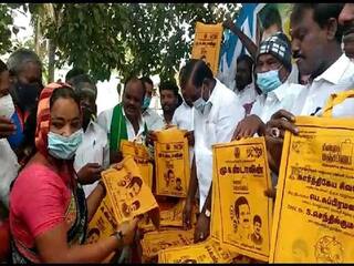 மீண்டும் மஞ்சப்பை: தருமபுரி உழவர் சந்தையில் பொதுமக்களுக்கு மஞ்சப்பை வழங்கிய திமுகவினர்