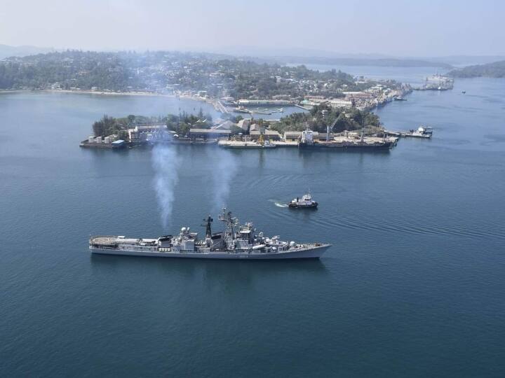 नौसेना के मुताबिक, आईएनएस रणवीर विशाखापट्टनम स्थित पूर्वी कमान में तैनात है और पिछले साल नबम्बर से 'क्रॉस-कोस्ट डेप्लोयमेंट' यानि पश्चिमी तट पर तैनात होने के लिए मुंबई पहुंचा था. जल्द ही रणवीर अपने बेस पोर्ट लौटने वाला था लेकिन उससे पहले ही आज उसमें ब्लास्ट हो गया.