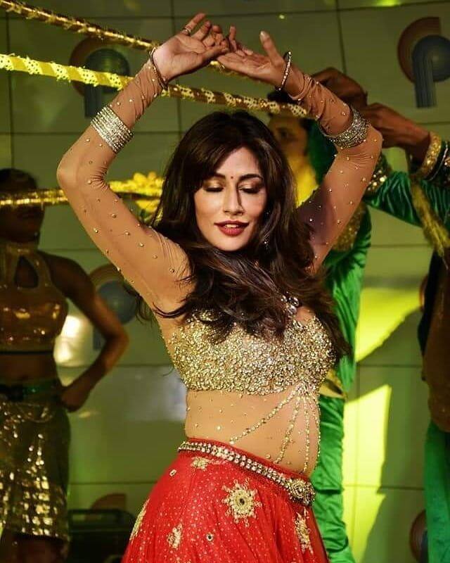 रिपोर्ट्स के अनुसार चित्रांगदा सिंह एक आइटम सॉन्ग पर परफॉर्म करने के लिए 60 लाख रुपए तक चार्ज करती हैं.