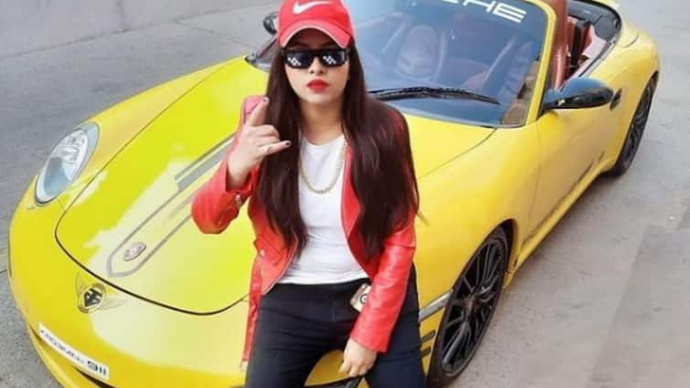 Dhinchak Pooja says she's a 'biker' in her new song Dhinchak Pooja: নতুন গান নিয়ে হাজির ঢিনচ্যাক পূজা, হেসে খুন নেটিজেনরা