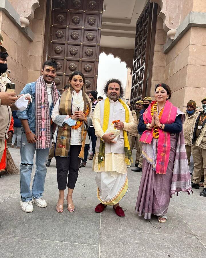 इन तस्वीरों को शेयर करते हुए अक्षरा ने लिखा कि नमः पार्वती पतय..हर हर महादेव. बता दें कि अक्षरा की भगवान शिव में गहरी आस्था है.