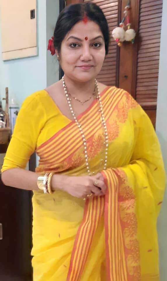 আজ সেই খাতায় কলমে বিয়ের ২ বছর পূর্তি। সোশ্যাল মিডিয়ায় একটি পোস্ট শেয়ার করেছেন দোলন রায়। সেখানে তাঁর ও দীপঙ্করের একাধিক নতুন ছবি দেখা গিয়েছে। দুজনের পরণেই হলুদ পোশাক, যেন গায়ে হলুদের সকাল। হলুদ তাঁতের শাড়ি পরেছেন দোলন। তাঁর গলায় লম্বা হার, মাথায় গোলাপ ফুল।
