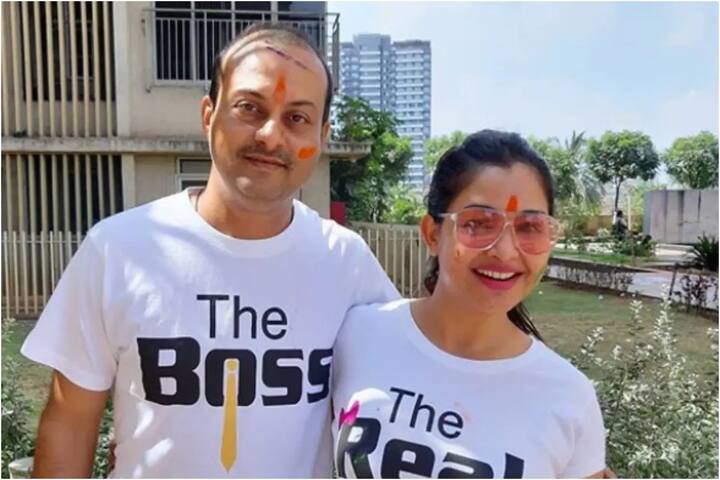 अंगूरी भाभी का किरदार निभाने वालीं शुभांगी अत्रे के पति पीयूष पुरी के पति इंदौर बेस्ड बिजनेस मैन हैं. कपल की एक बेटी है, जिसका नाम आशी है.