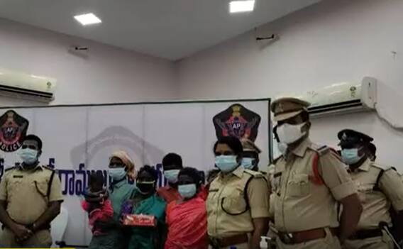 తిరుపతిలో చిన్నారిని అమ్మడానికి ప్రయత్నిస్తుండగా పోలీసులు అరెస్ట్| ABP Desam