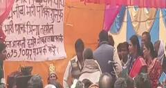 BSP प्रत्याशी Nitu Mishra के सहयोगी ने किया आचार संहिता का उल्लंघन, लोगो को मंच से बांटा पैसा| Hindi News