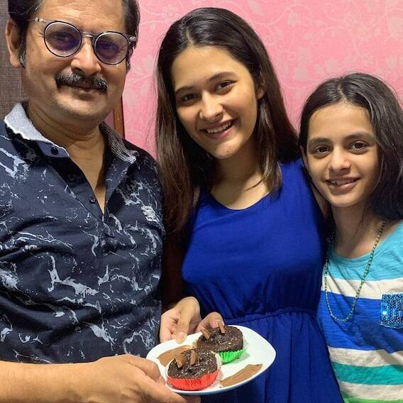 રોહિતેશ ગૌર એક અદ્ભુત અભિનેતા છે. ભાભીજી ઘર પર હૈમાં મનમોહન તિવારીના પાત્રથી તે ખૂબ લોકપ્રિય બન્યો હતો. તેમની જેમ તેમની પુત્રી ગીતા પણ ખૂબ જ પ્રતિભાશાળી છે. ગીતા સોશિયલ મીડિયા સ્ટાર અને ફેશન મોડલ છે.