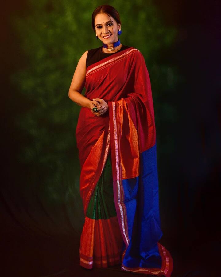 मंजिरी ओक ऑनस्क्रीन जरी सक्रिय नसली तरी पडद्यामागे ती सक्रिय असते.