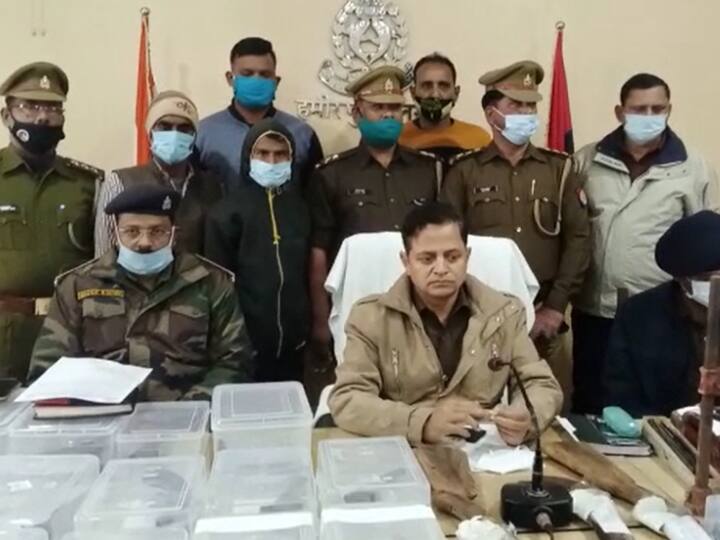 Hamirpur Uttar Pradesh police and SOG team busted illegal arm factory in forest ANN Hamirpur News: चुनाव में गड़बड़ी रोकने के लिए पुलिस की बड़ी कार्रवाई, जंगल में चल रहे इस काम का हुआ भंडाफोड़