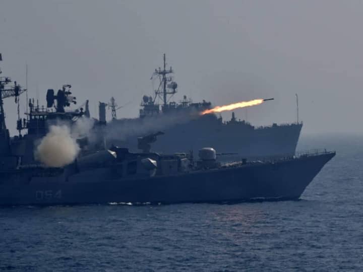 नौसेना ने आधिकारिक बयान जारी कर बताया कि घटना के तुरंत बाद युद्धपोत पर तैनात क्रू ने स्थिति को अपने काबू में कर लिया. युद्धपोत को ज्यादा नुकसान नहीं हुआ है. सूत्रों ने एबीपी न्यूज को बताया कि ये धमाका किसी हथियार, मिसाइल या एम्युनिशेन के 'मैलफंक्शन' की वजह से नहीं हुआ है. साजिश के तहत भी ये धमाका नहीं हुआ है.