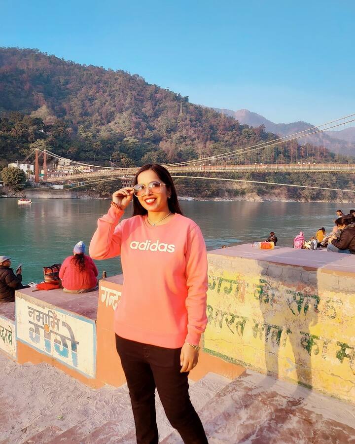 तिच्या गाण्यांत ताल, सूर आणि लय यांचा अभाव असला तरी तरीही ती सतत नवनवीन गाणी चाहत्यांच्या भेटीला घेऊन येत असते.