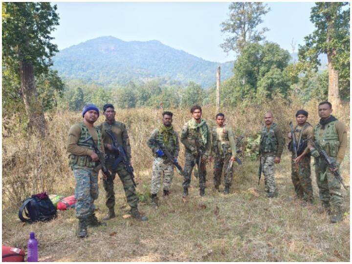 Chhattisgarh News encounter between DRG and naxalites in Bastar Division five killed in retaliation ANN छत्तीसगढ़: एंटी नक्सल ऑपरेशन में बड़ी सफलता, दो इनामी नक्सली समेत 5 ढेर, LMG और SLR भी जब्त