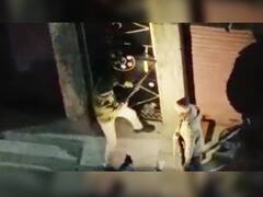 Bihar News: शराब की सूचना पर पहुंची पुलिस तो नहीं खोला गेट, लोहे की रॉड से तोड़ा दरवाजा, तीन महिलाएं गिरफ्तार