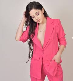 એક્ટ્રેસ ઉર્ફી જાવેદનો ફરી જોવા મળ્યો બોલ્ડ અંદાજ, પિંક શૂટમાં શેર કરી ગ્લેમરસ તસવીરો