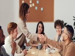 வாரத்துக்கு 4 நாட்கள்தான் வேலை.. 3 நாளு லீவு - சோதனையில் இறங்கிய இங்கிலாந்து!