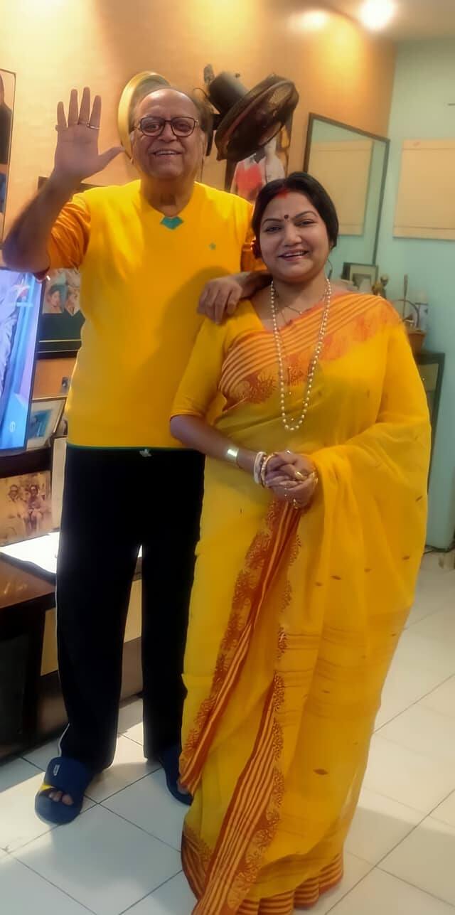 আইনি বিয়ের ২ বছর পূর্তিতে সোশ্যাল মিডিয়ায় নতুন ছবি ভাগ করে নিলেন অভিনেত্রী দোলন রায়। ২০২০ সালের ১৮ জানুয়ারি বিবাহবন্ধনে আবদ্ধ হয়েছেন অভিনেতা দীপঙ্কর দে ও অভিনেত্রী দোলন রায়।